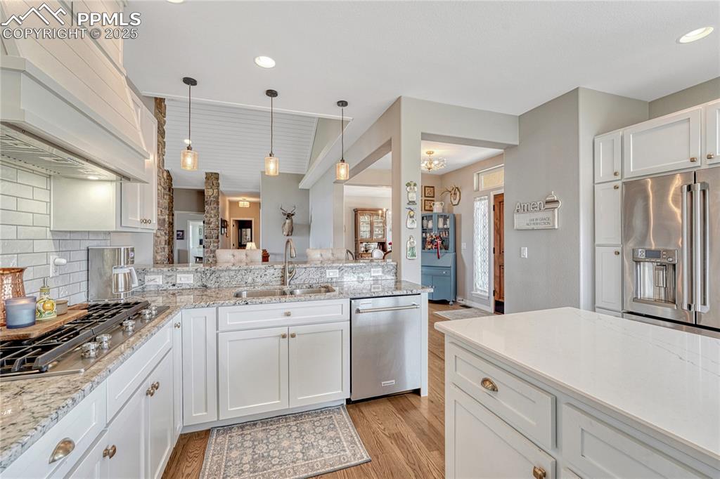 Image 12 of 50: Kitchen