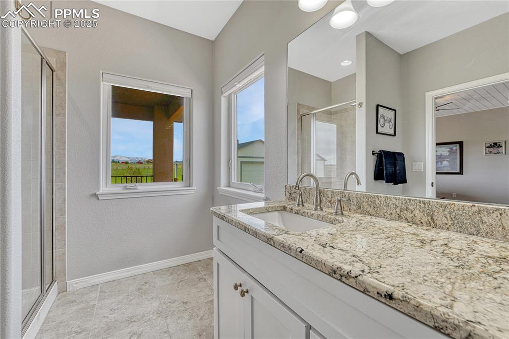 Image 23 of 50: Bathroom