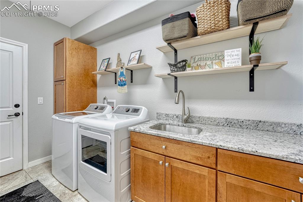 Image 27 of 50: Laundry