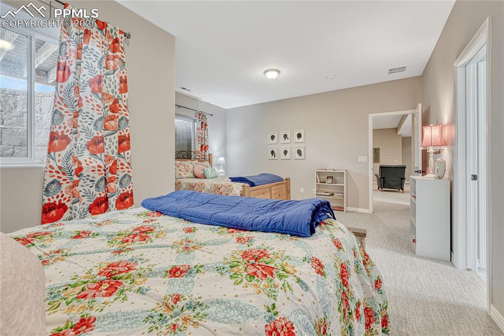 Image 34 of 50: Bedroom