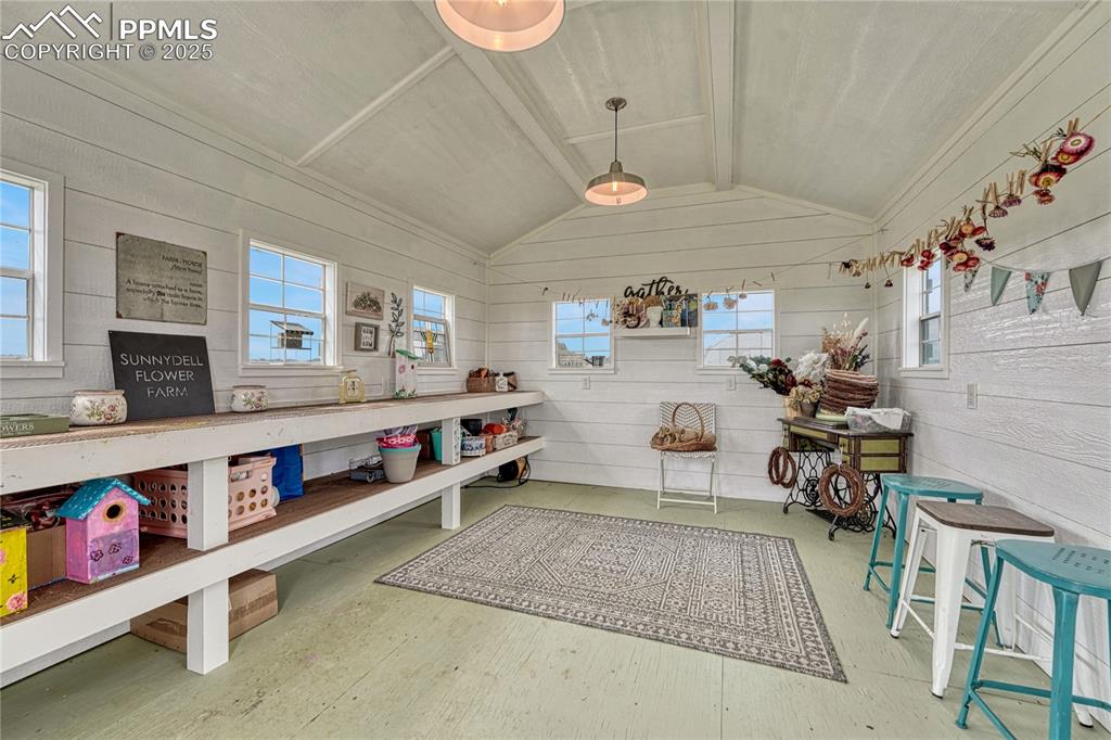 Image 45 of 50: Interior