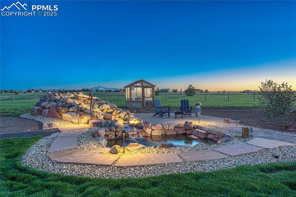 Image 48 of 50: Yard