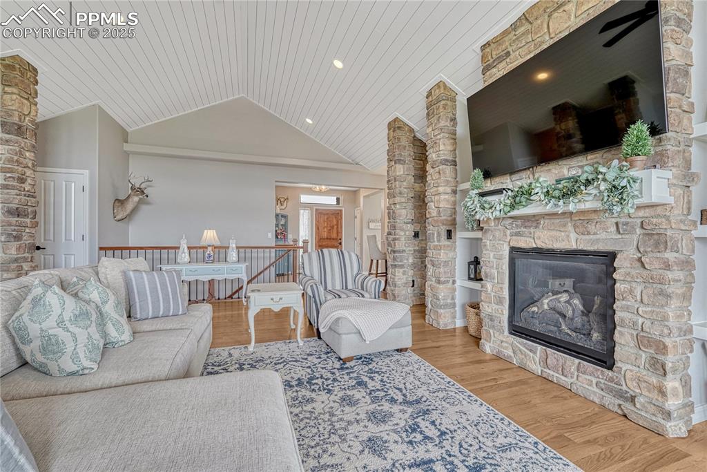 Image 6 of 50: Great Room