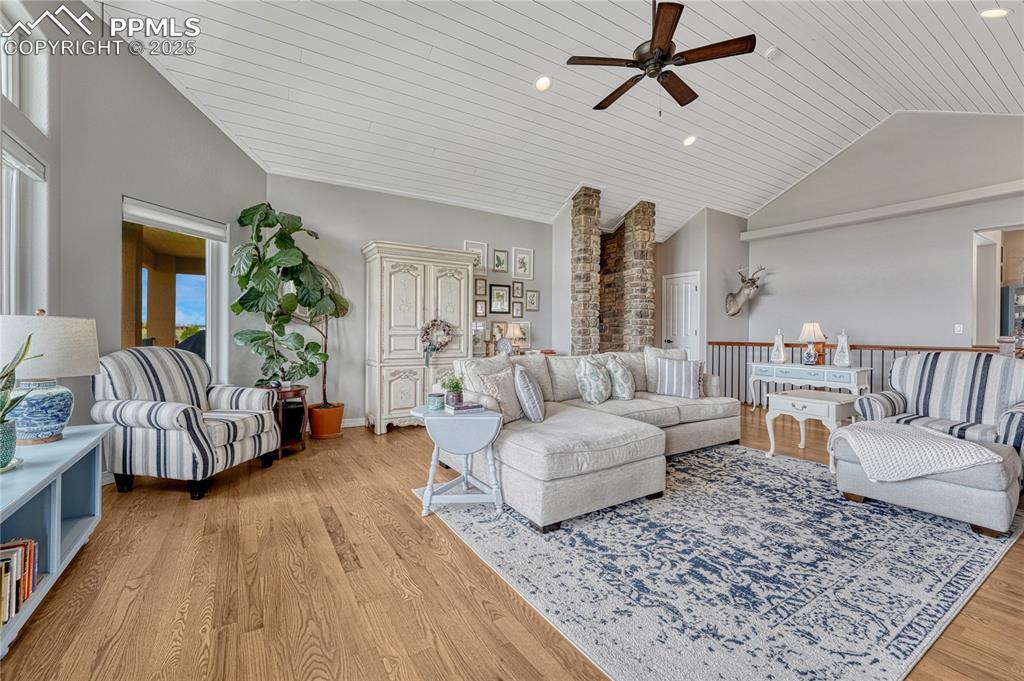 Image 7 of 50: Great Room