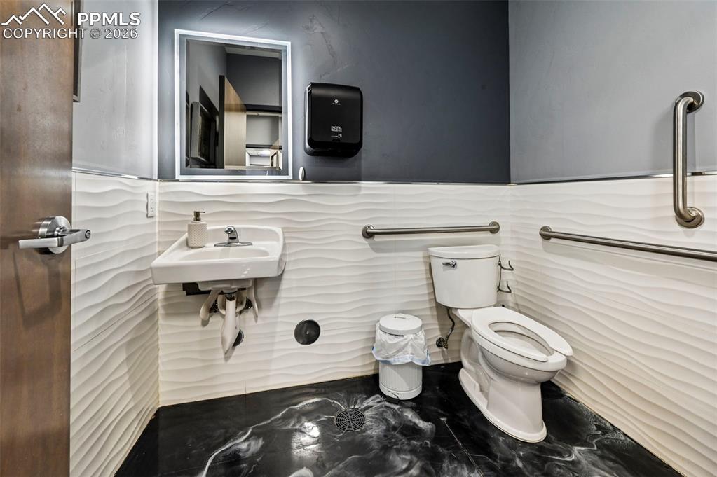 Image 30 of 38: Bathroom