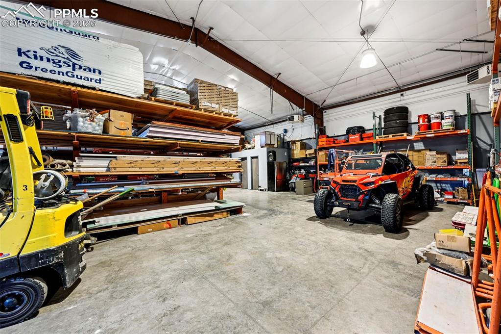 Image 33 of 38: Garage