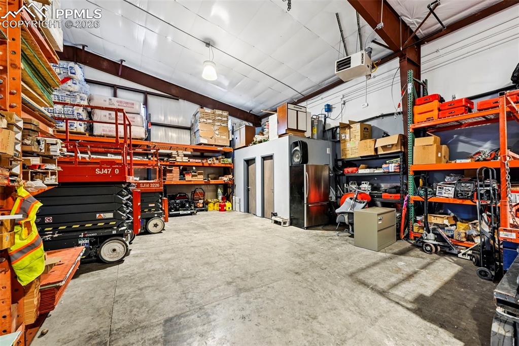 Image 35 of 38: Garage