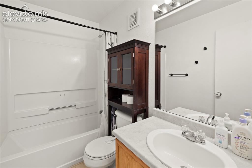 Image 29 of 42: Bathroom