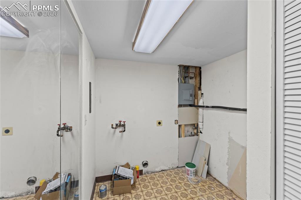 Image 35 of 41: Laundry area with hookup for an electric dryer, washer hookup, electric pan