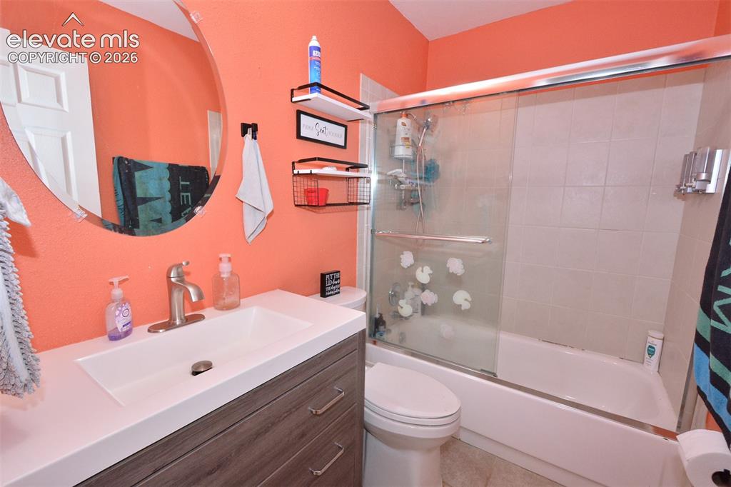 Image 16 of 24: Bathroom