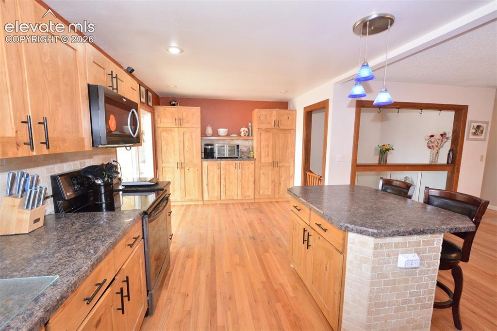 Image 9 of 24: Kitchen