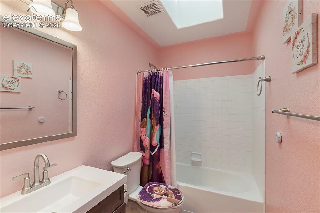 Image 22 of 39: Bathroom