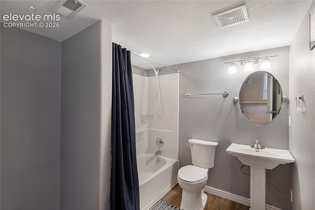 Image 32 of 39: Bathroom