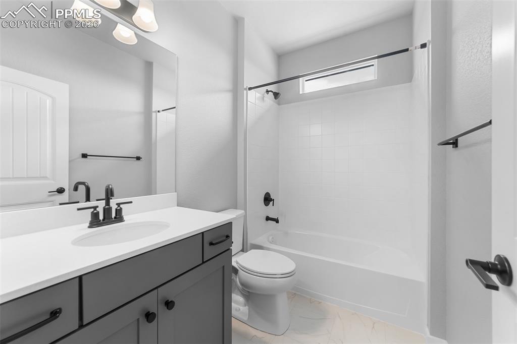 Image 17 of 18: Bathroom