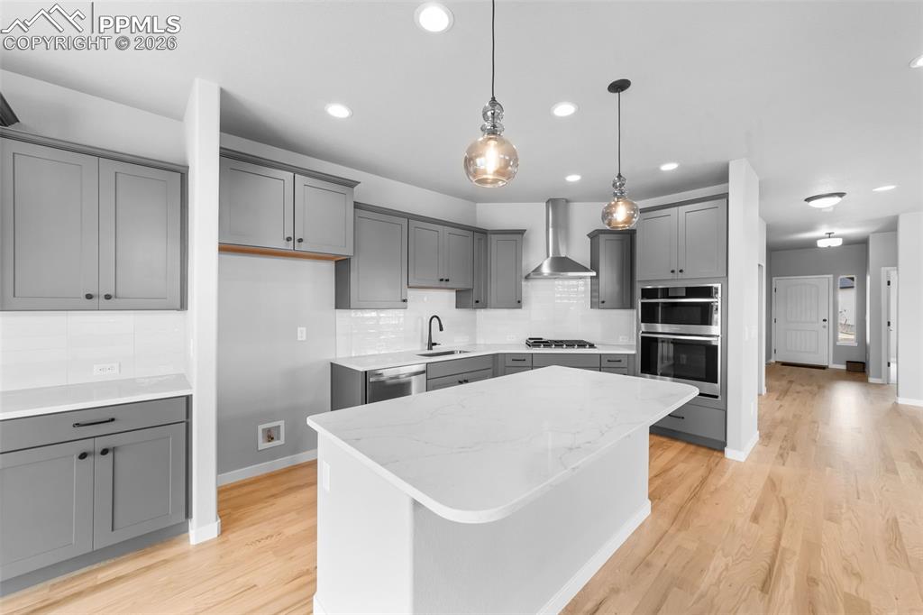 Image 4 of 18: Kitchen