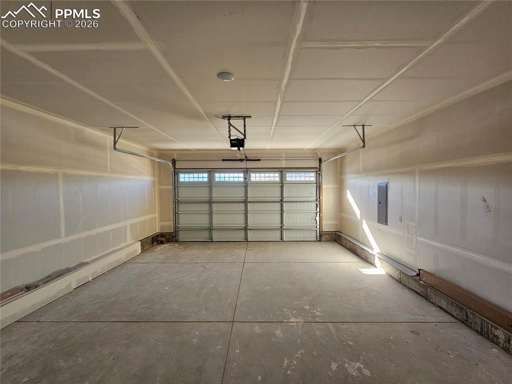 Image 25 of 25: Garage