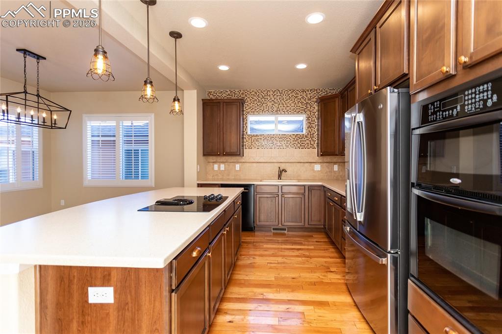 Image 13 of 50: Kitchen