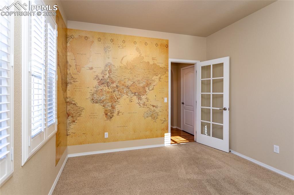 Image 21 of 50: Office