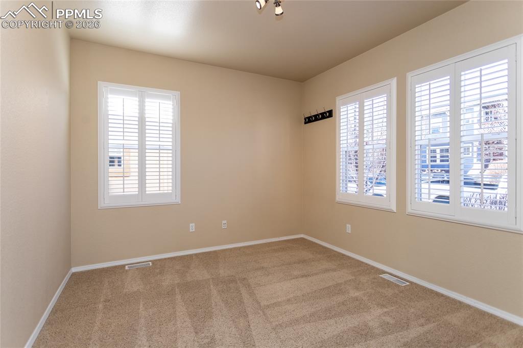 Image 22 of 50: Office