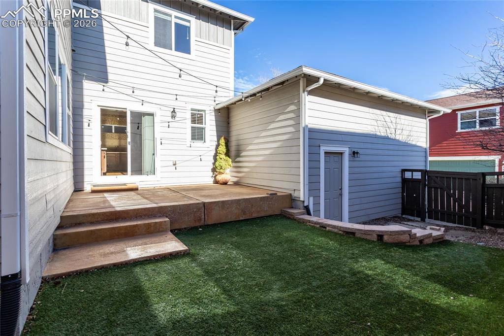 Image 24 of 50: Yard