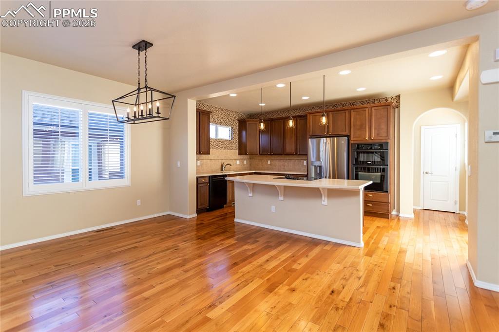 Image 6 of 50: Dining Area