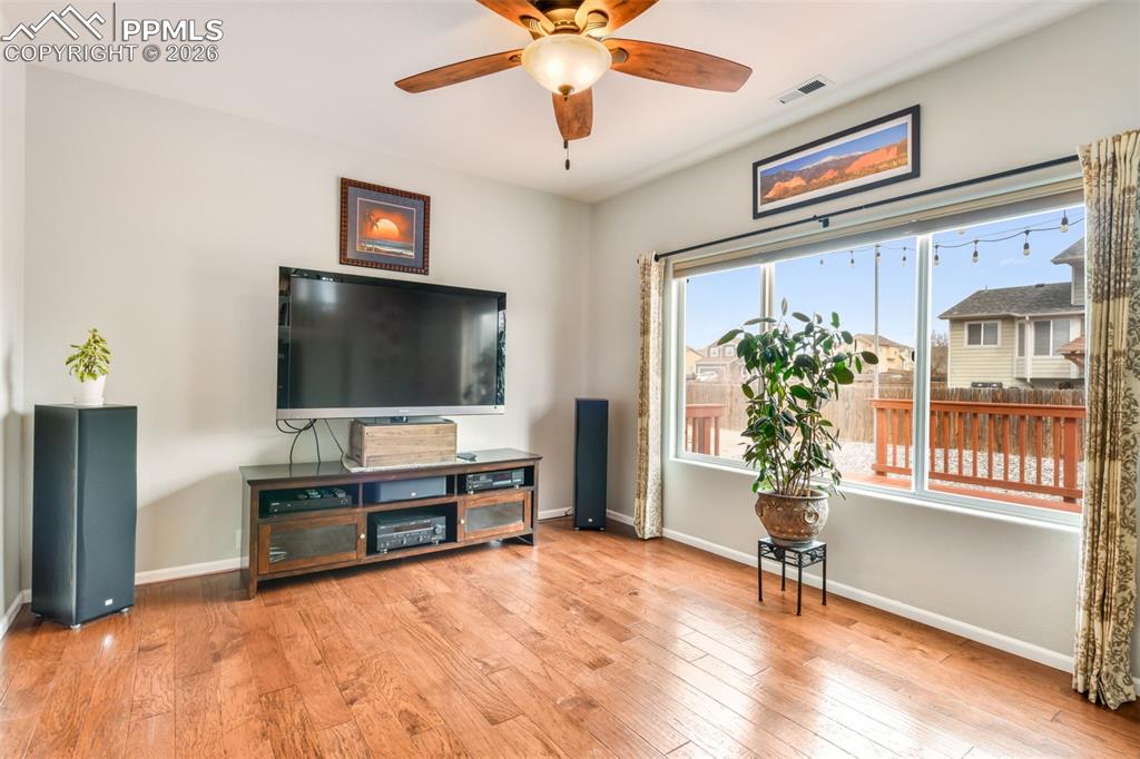 Image 21 of 50: Bedroom