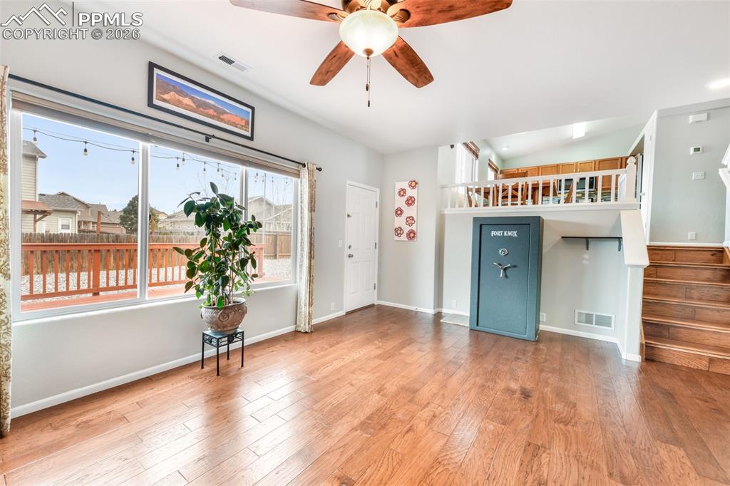 Image 24 of 50: Office