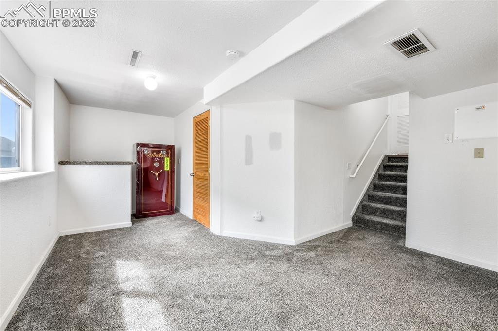 Image 27 of 50: Living Room