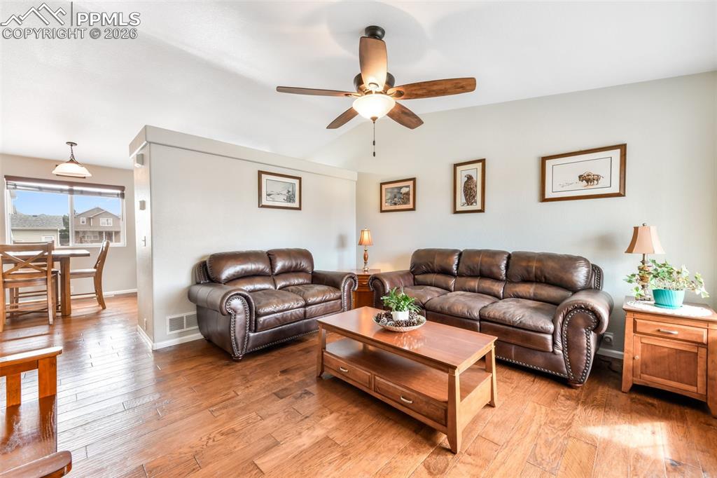 Image 3 of 50: Floor Plan