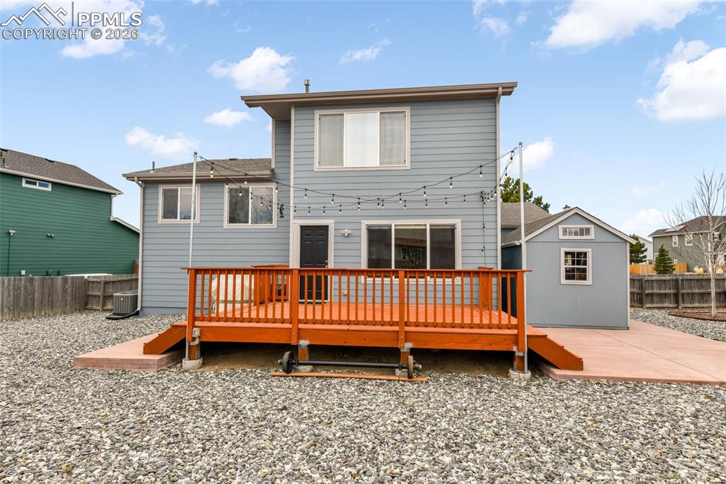 Image 34 of 50: Deck