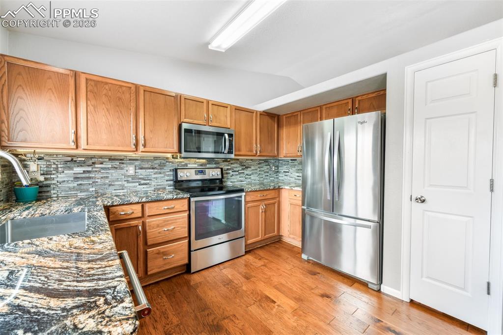 Image 8 of 50: Living Room