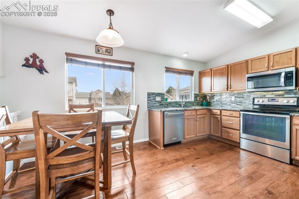 Image 9 of 50: Living Room