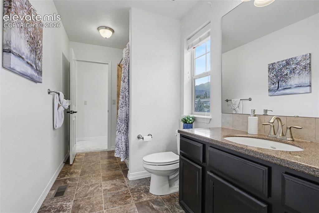 Image 22 of 36: Upper level full bath