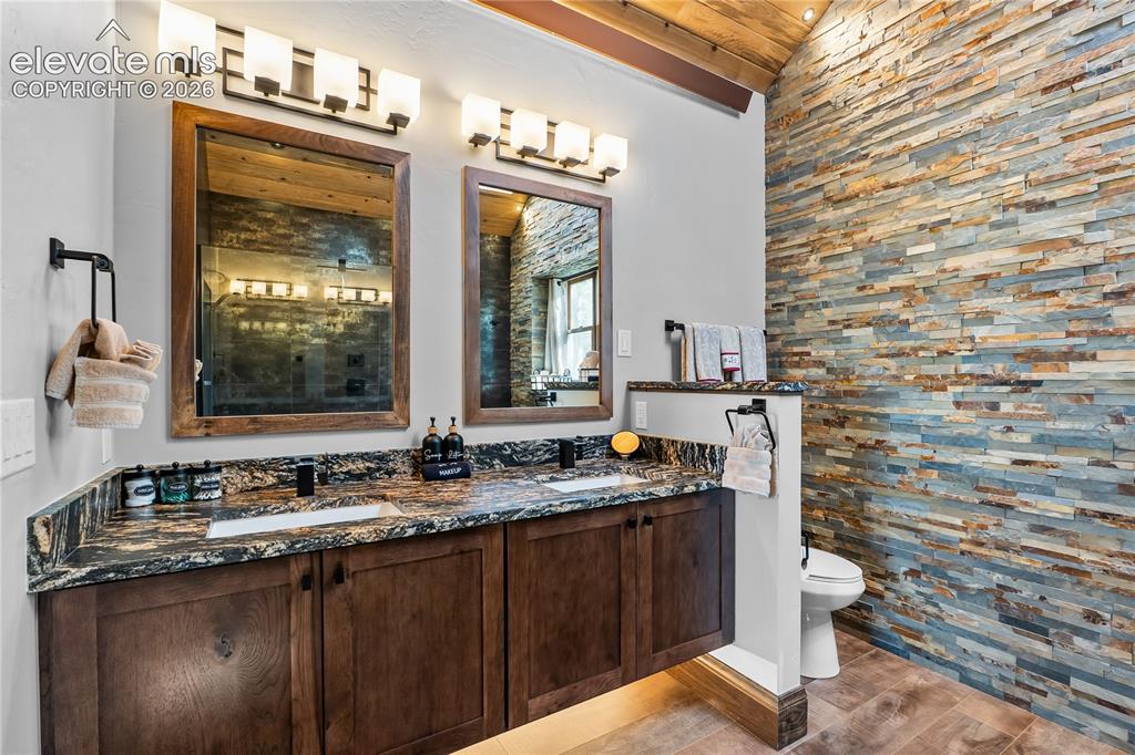 Image 8 of 50: Kitchen
