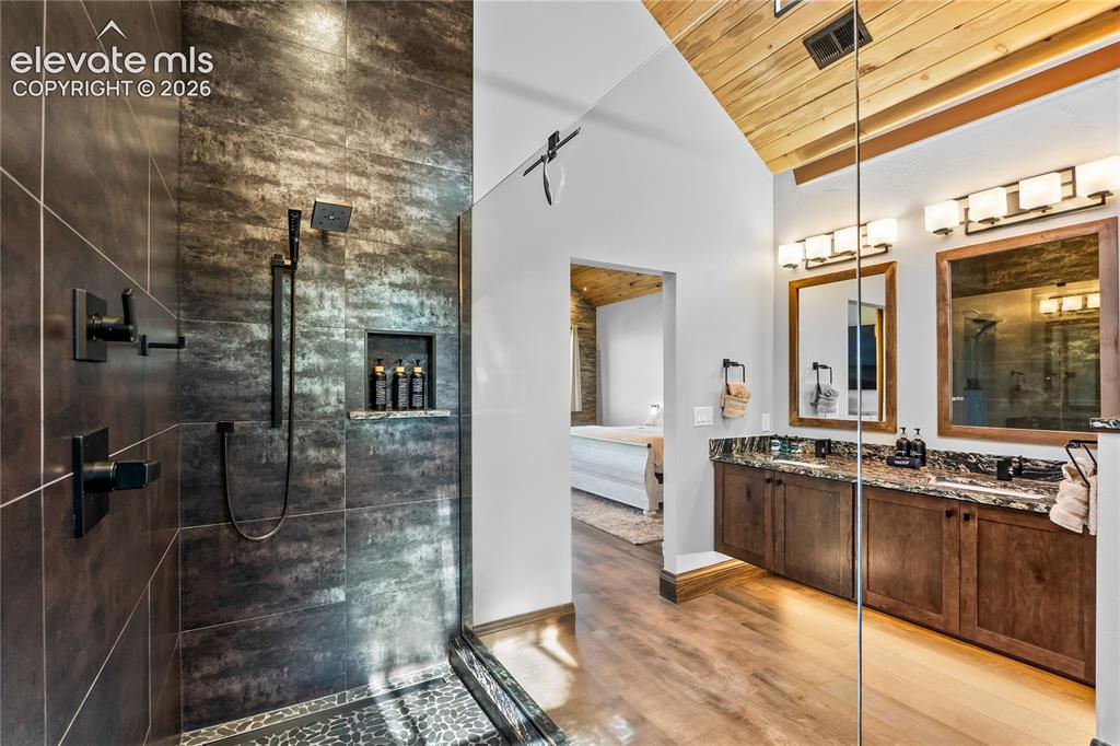 Image 9 of 50: Bathroom