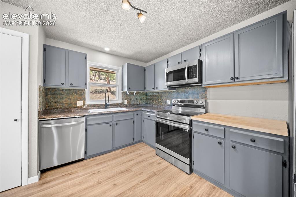 Image 10 of 50: Kitchen