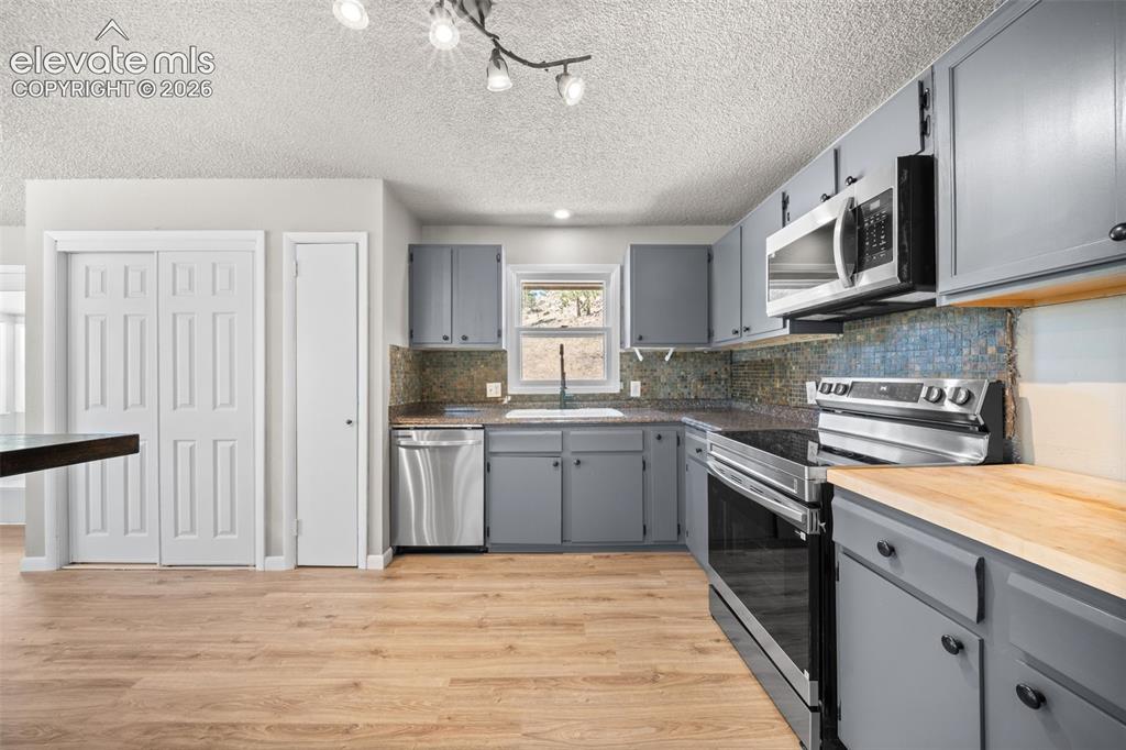 Image 11 of 50: Kitchen