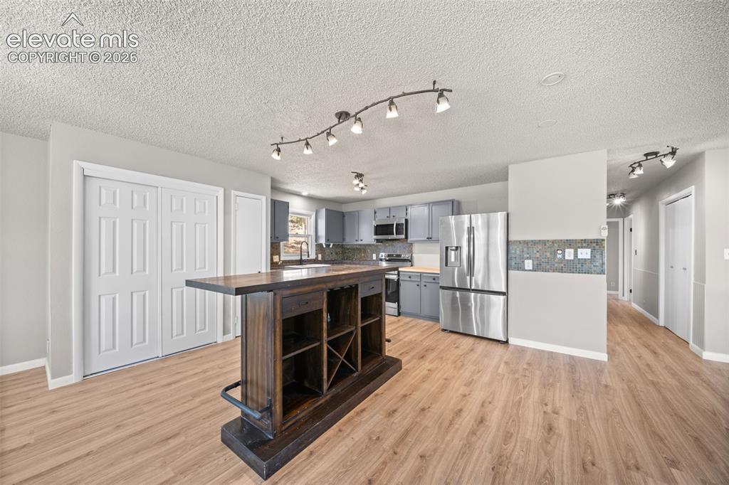 Image 8 of 50: Kitchen