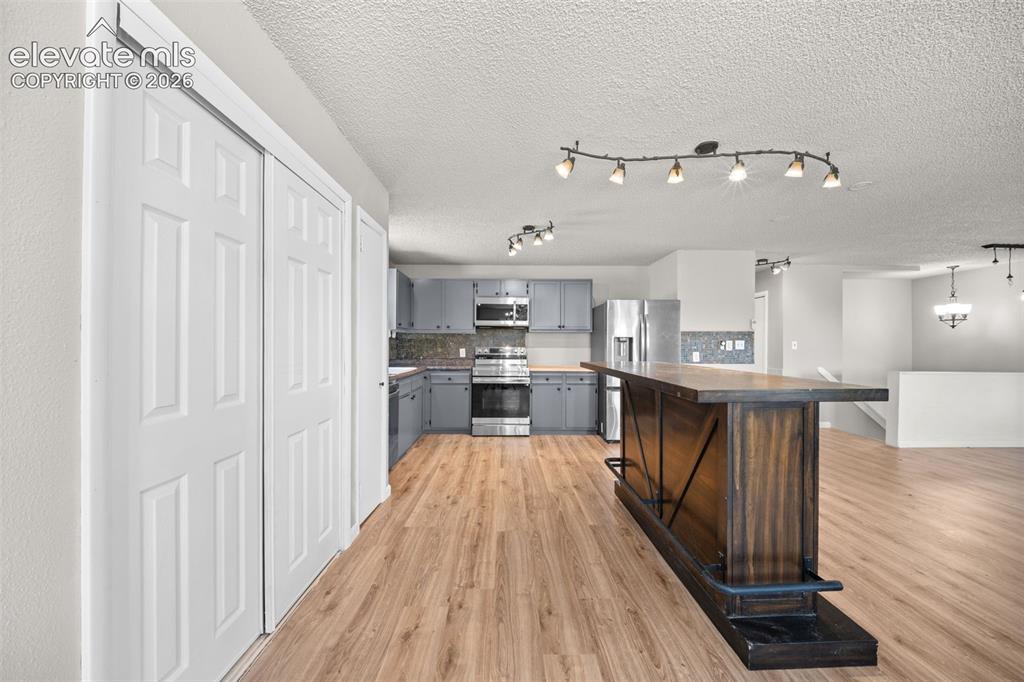 Image 9 of 50: Kitchen