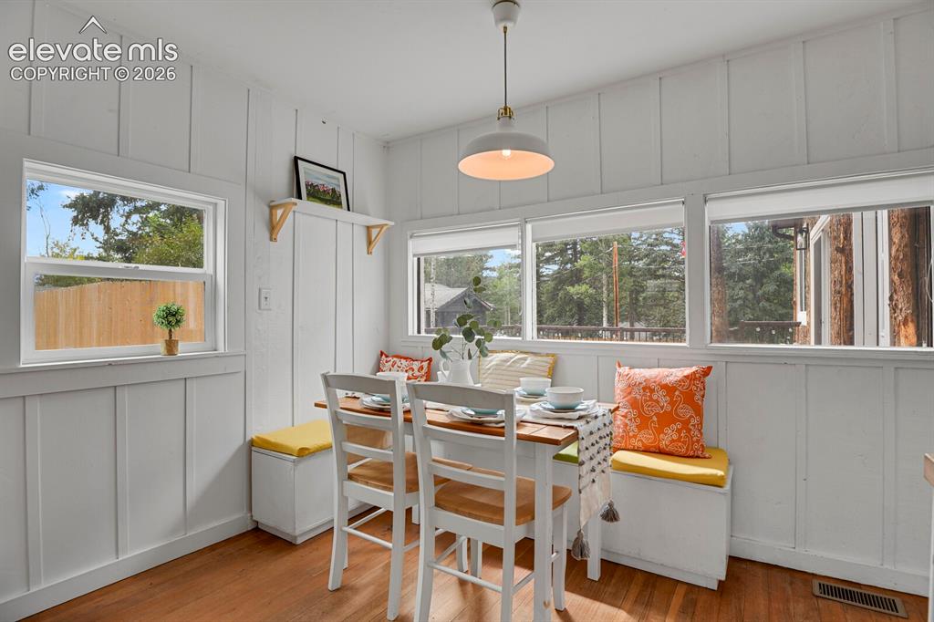 Image 12 of 43: Dining Area