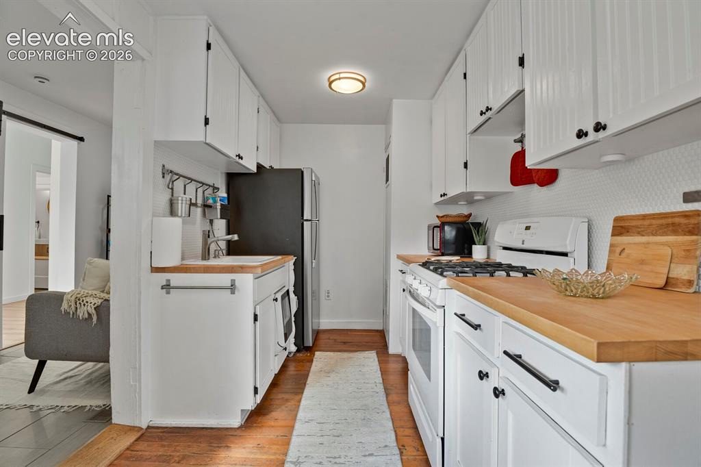 Image 14 of 43: Kitchen