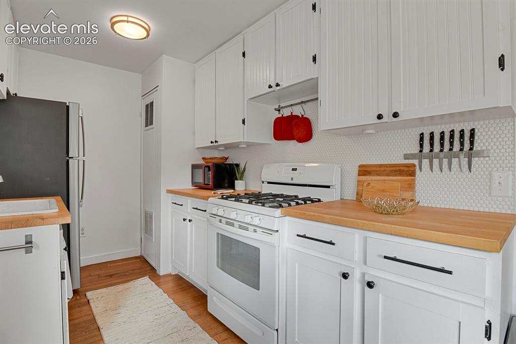 Image 15 of 43: Kitchen