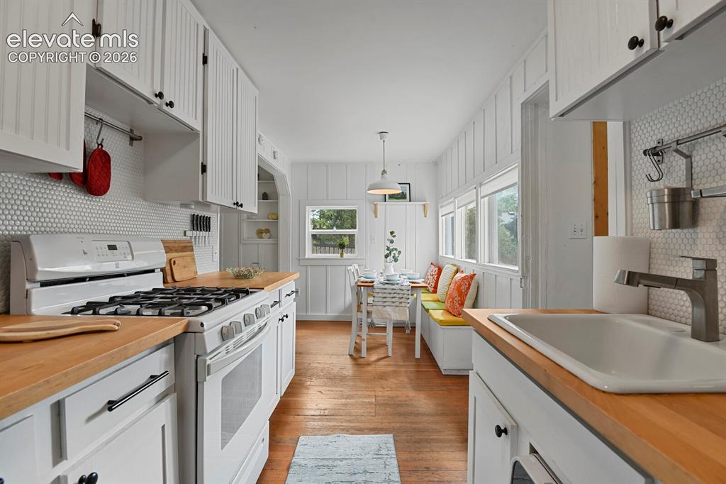 Image 16 of 43: Kitchen and dining area