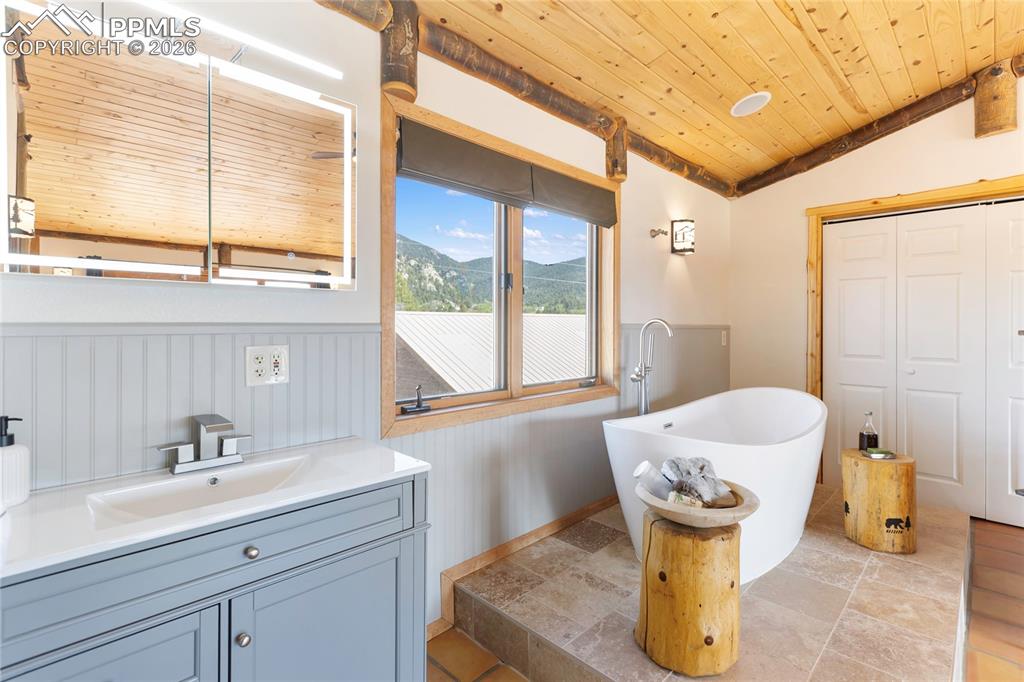 Image 31 of 50: Bathroom