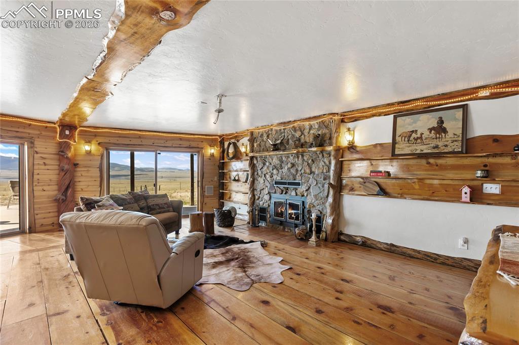 Image 40 of 50: Living Room