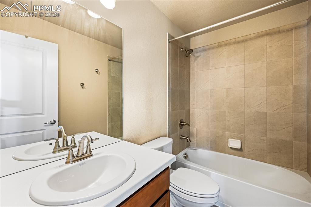 Image 18 of 25: Full bathroom on upper level