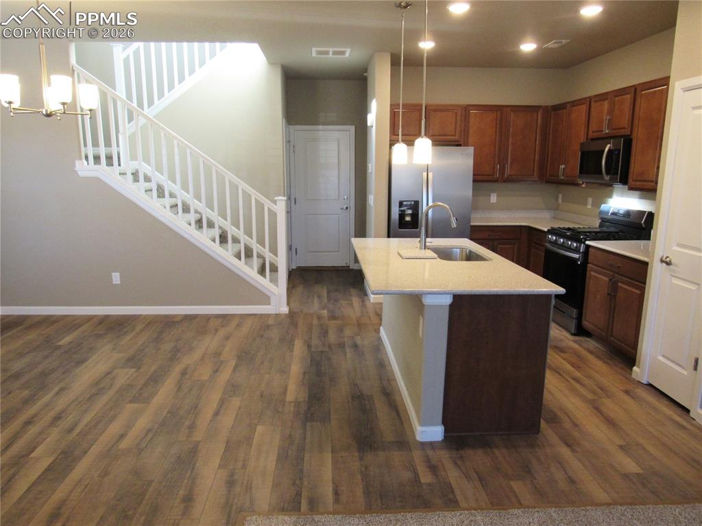 Image 3 of 25: Kitchen