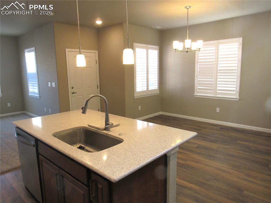 Image 5 of 25: Large island with farm sink