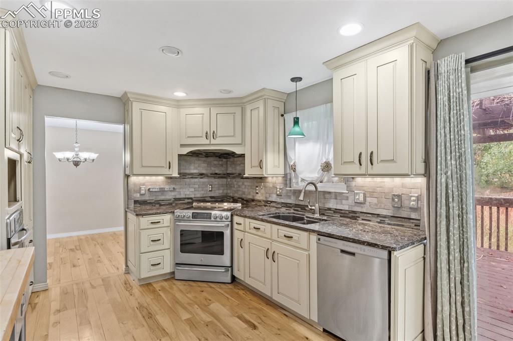 Image 10 of 34: Stone backsplash