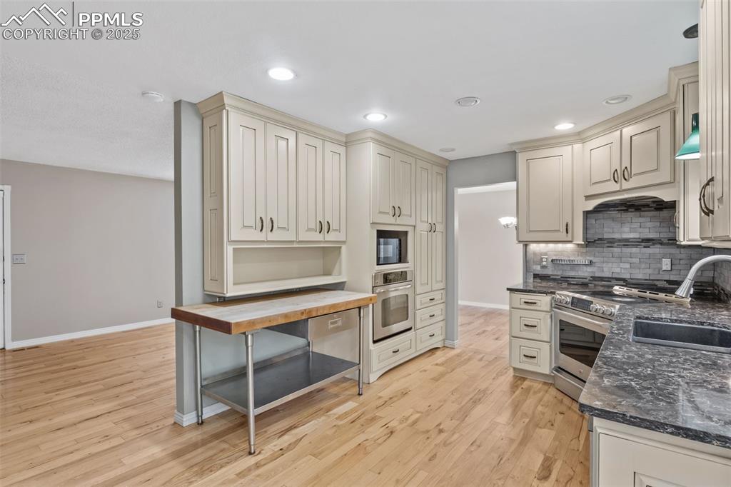 Image 12 of 34: Two ways into the kitchen to get to the snacks quicker